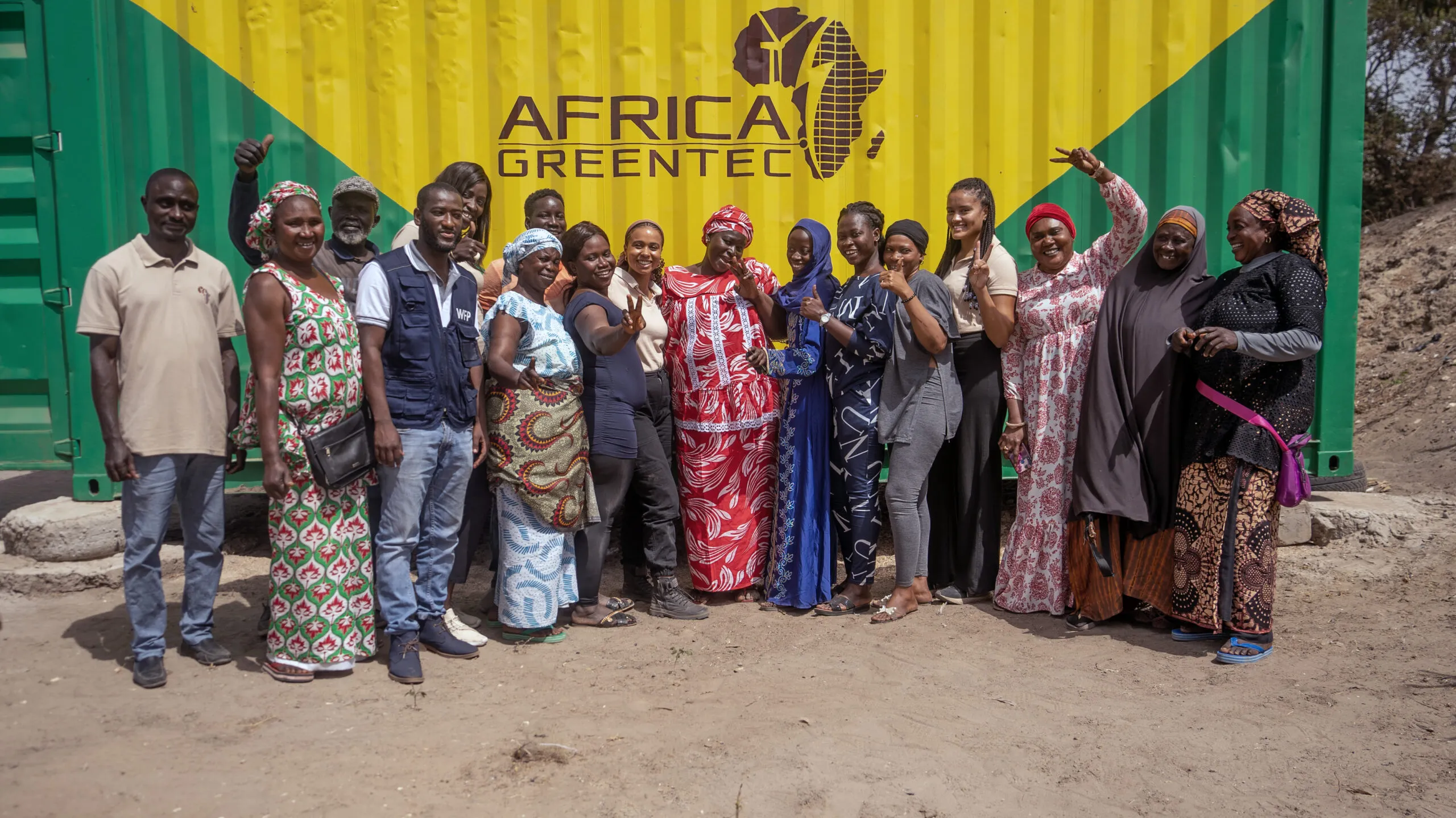Ein Lastwagen mit einem Solartainer von Africa GreenTec...