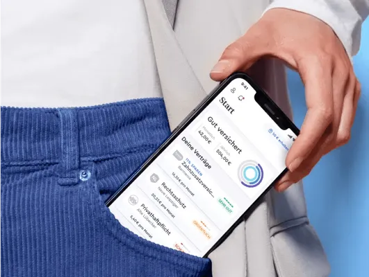 Hand steckt ein Smartphone in die Hosentasche, auf dessen Bildschirm die CLARK App eine Übersicht der Versicherungsverträge anzeigt.