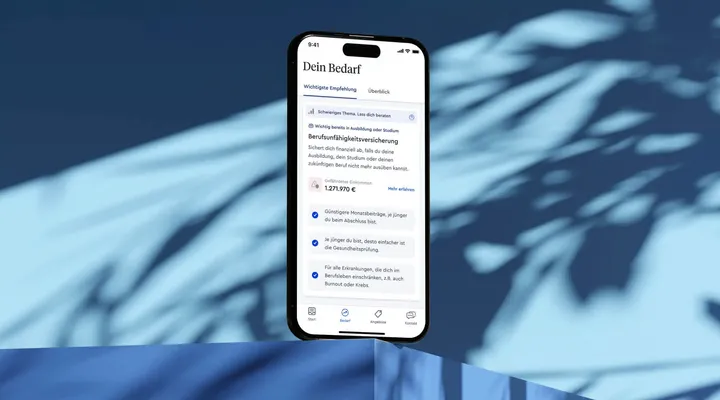 Smartphone mit der Clark-App, die den persönlichen Bedarf für eine Berufsunfähigkeitsversicherung analysiert.
