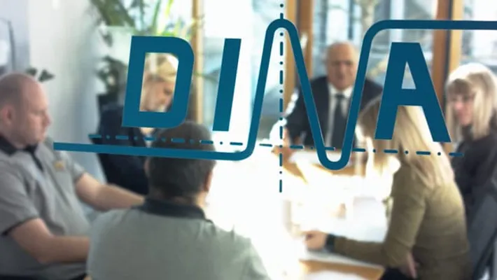 Der Schriftzug DINA mit einer darüber liegenden blauen Datenkurve, im unscharfen Hintergrund sitzen mehrere Personen in einem Business-Meeting.