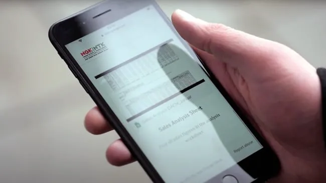 Das Team von Africa GreenTec versammelt vor einem ihrer Solartainer