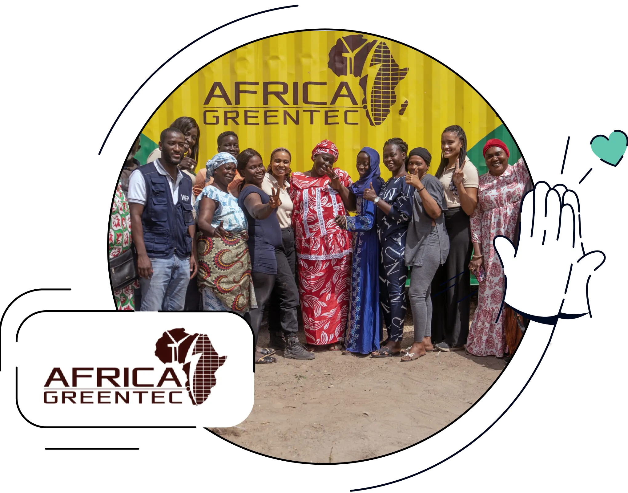 Das Team von Africa GreenTec vor einem Solartainer.