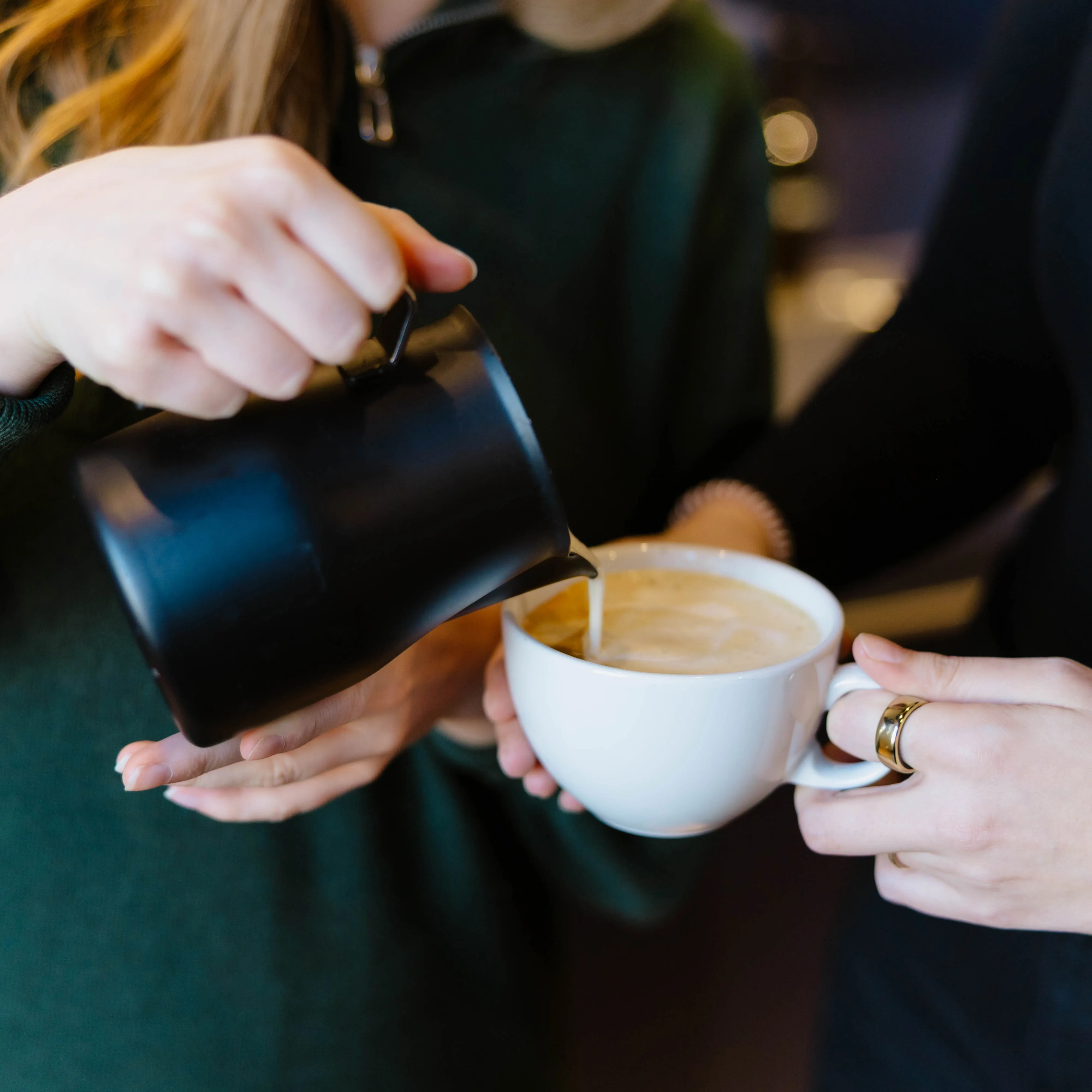 Teilnehmende tauschen sich bei einer Tasse Kaffee aus
