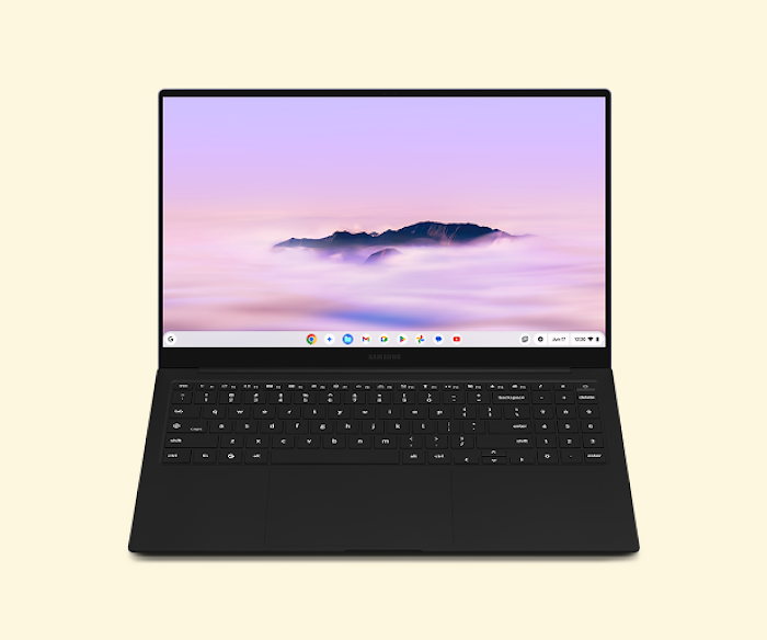 Frontalansicht eines schlanken, schwarzen Samsung Chromebooks. Der Bildschirm zeigt den aufgeräumten ChromeOS-Desktop.