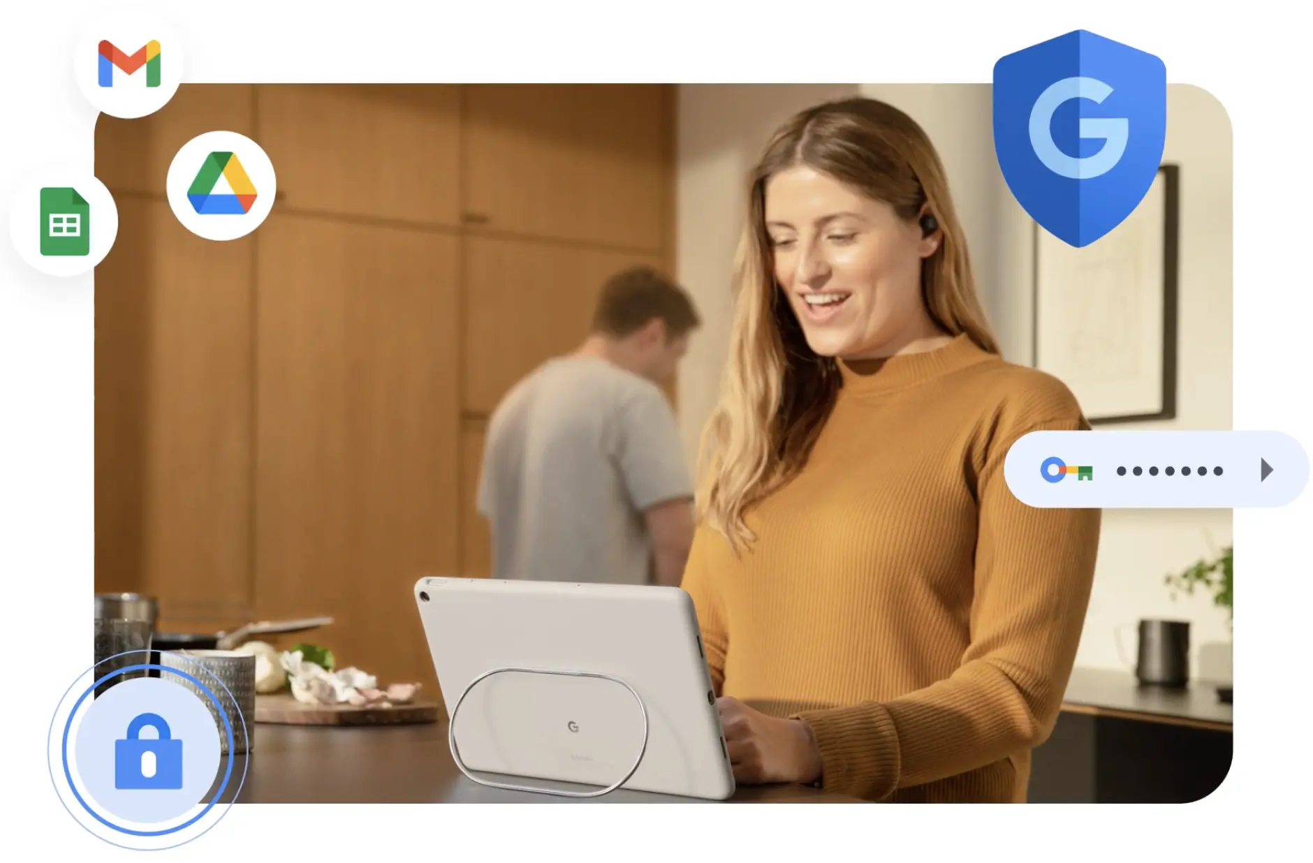 Eine Frau nutzt lächelnd ein ChromeOS-Tablet in einer modernen Wohnküche. Um sie herum sind Symbole für Sicherheit wie ein Schutzschild und ein Schloss sowie Icons für Google-Apps wie Gmail und Drive platziert, um die Funktionen des Betriebssystems zu veranschaulichen.
