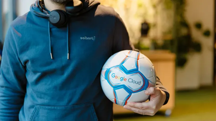 Seibert Mitarbeiter hält einen Google Cloud Fußball