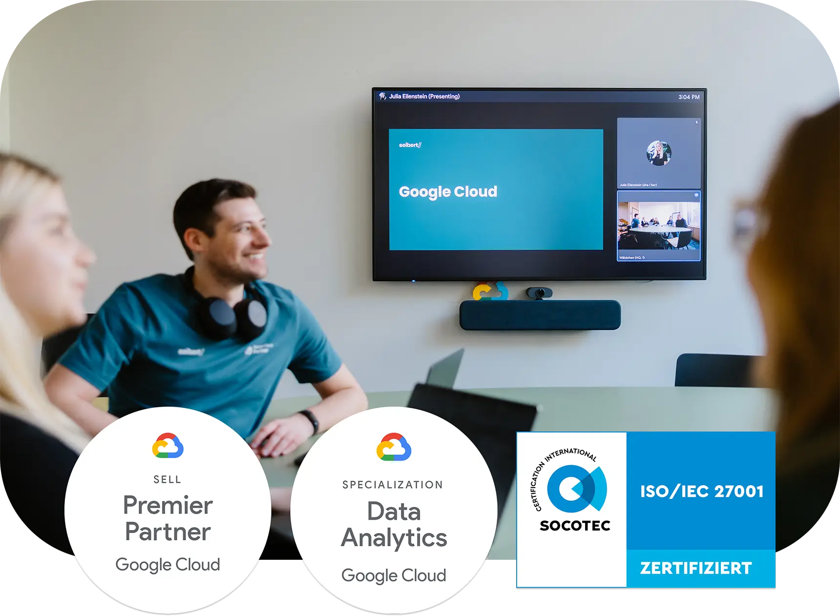 Team in einem Meetingraum vor einem Bildschirm mit Google Cloud Präsentation. Im Vordergrund sind die Logos für Google Cloud Premier Partner, die Spezialisierung für Data Analytics und die ISO/IEC 27001 Zertifizierung zu sehen.