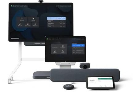 Eine Produkt-Kollektion der Google Meet Hardware der Series One. Abgebildet sind das all-in-one Series One Board 65 auf einem Rollständer, der kleinere Series One Desk 27 für den Schreibtisch und das Series One Meet Kit, bestehend aus Soundbar, Kamera, Mikrofon und Touch-Controller.
