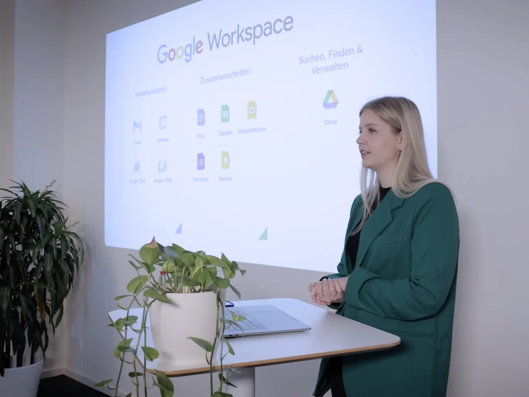 Eine Trainerin schult ein Team – Hands-on-Trainings bringen Gemini Enterprise in die aktive Nutzung.