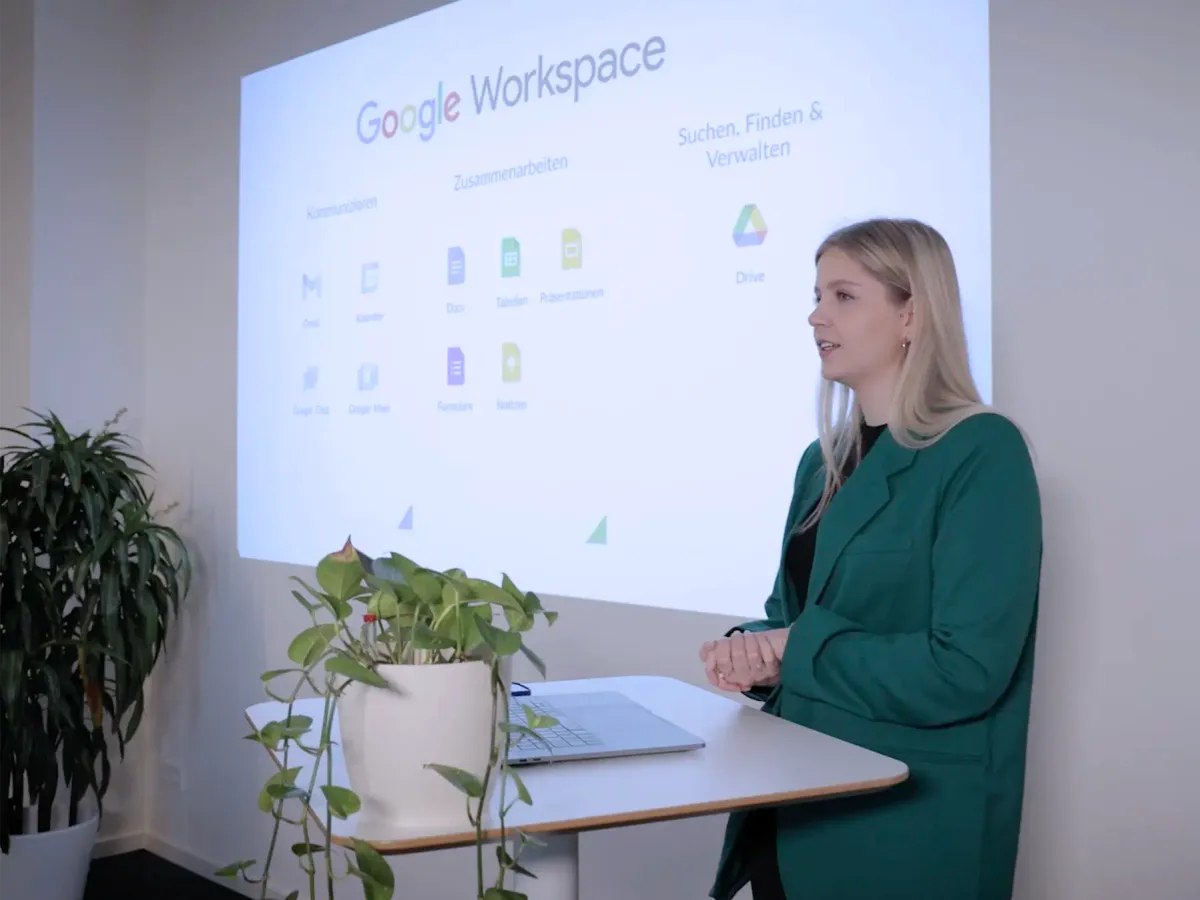 Eine Trainerin stellt in einer Schulung die Funktionen von Google Workspace für Kommunikation, Zusammenarbeit und Verwaltung vor.