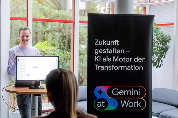 Ein IT-Experte der Seibert Group schult Mitarbeitende der Marantec Group.