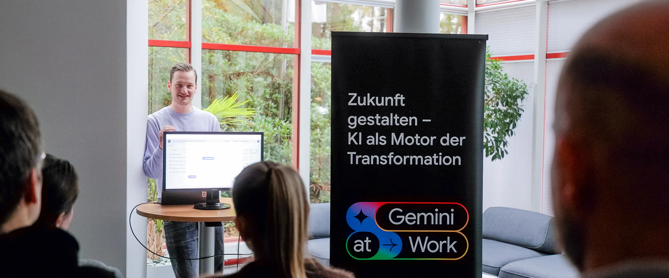 Ein IT-Experte der Seibert Group schult Mitarbeitende der Marantec Group.