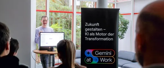 Ein IT-Experte der Seibert Group schult Mitarbeitende der Marantec Group.