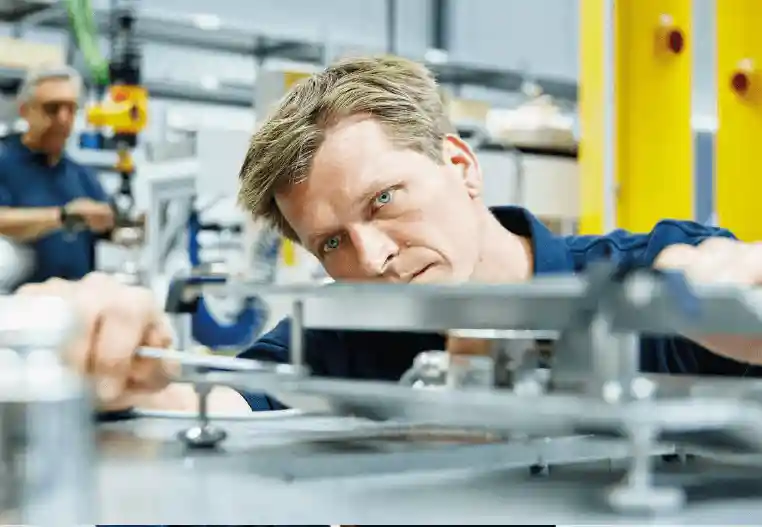 Blick in die moderne Fertigung bei MinebeaMitsumi.