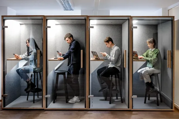 Eine Collage aus verschiedenen, inkompatiblen App-Logos, die Chaos und Ineffizienz symbolisiert.