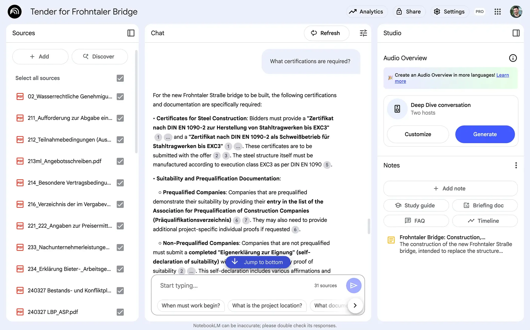 Ein Anwendungsfall in NotebookLM, der einen kompletten Arbeitsablauf zeigt: Links sind Ausschreibungsdokumente für eine Brücke geladen. In der Mitte beantwortet die KI eine Frage zu benötigten Zertifikaten. Rechts im "Studio"-Bereich können aus diesen Informationen neue Formate wie ein FAQ oder eine Audio-Zusammenfassung erstellt werden.