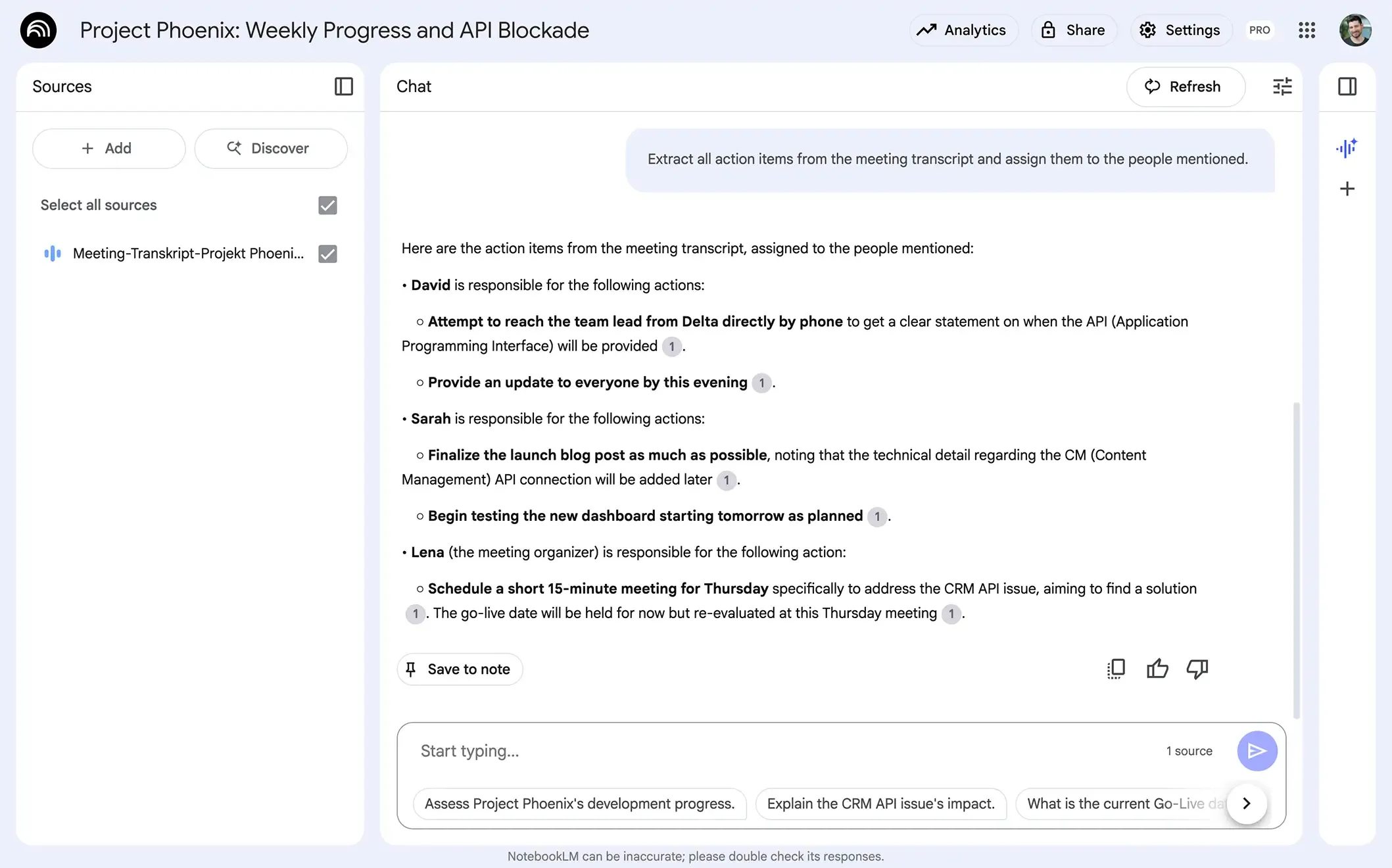 Ein Anwendungsfall für Projektmanagement in NotebookLM: Die KI extrahiert automatisch alle Aktionspunkte aus einem hochgeladenen Audio-Meeting-Transkript und weist sie den verantwortlichen Personen (David, Sarah, Lena) in einer übersichtlichen Liste zu.
