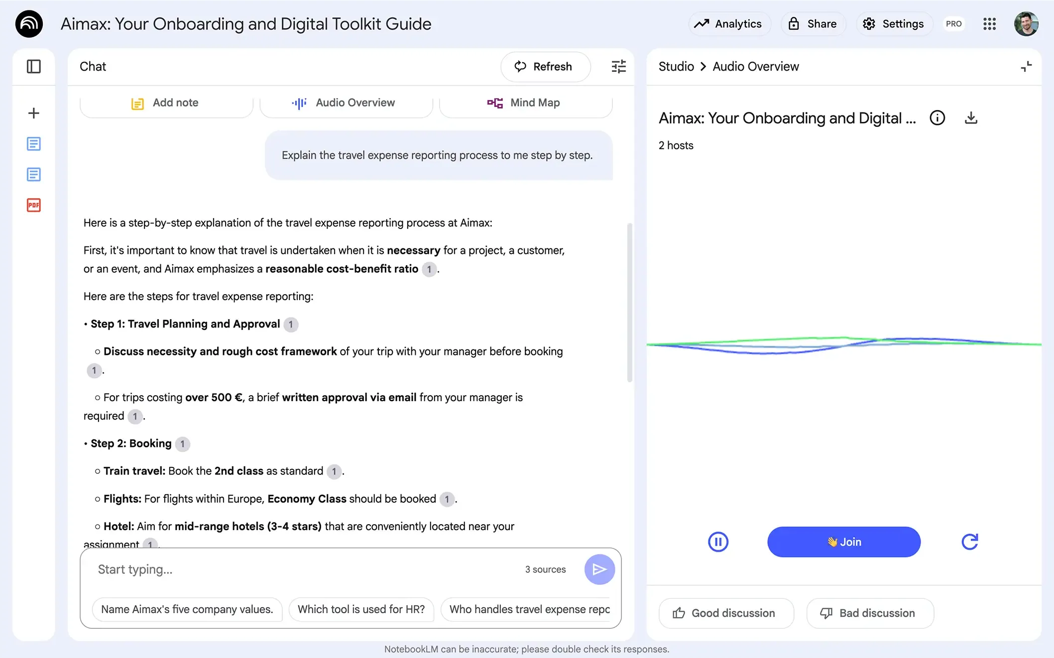Anwendungsfall in NotebookLM, der die Umwandlung von Text in Audio zeigt: Im linken Chat-Fenster hat die KI eine schrittweise Erklärung zu Reisespesen erstellt. Rechts wurde diese Erklärung in eine "Audio Overview" mit zwei Sprechern umgewandelt, erkennbar an einer Tonspur.