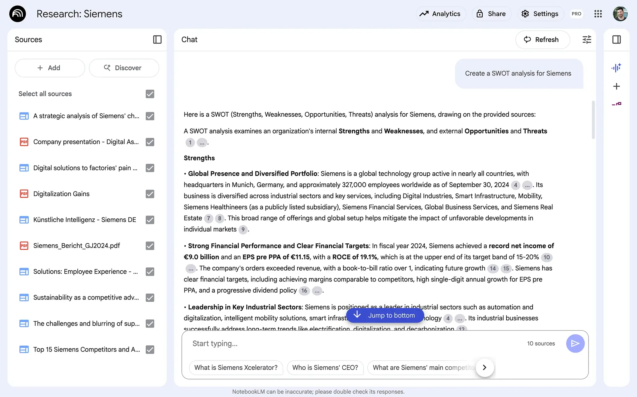 Anwendungsfall in NotebookLM: Die KI erstellt eine detaillierte SWOT-Analyse für Siemens, basierend auf einer links angezeigten Liste von hochgeladenen Quell-Dokumenten. Die generierte Antwort im rechten Chat-Fenster enthält Zitate, die sich auf die Quellen beziehen.