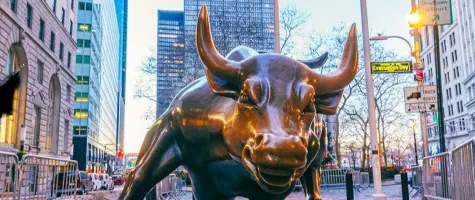Die berühmte Charging Bull Statue an der Wall Street in New York, Symbol für den Optimismus am Finanzmarkt.