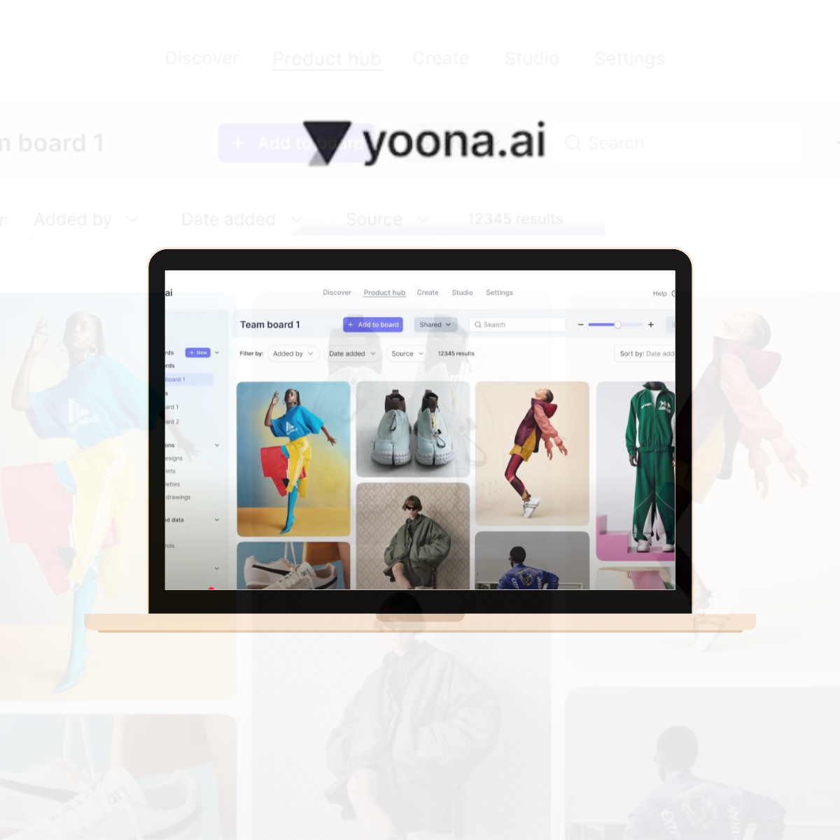Laptop, der die Benutzeroberfläche der yoona.ai-Plattform anzeigt, auf der verschiedene Modefotos und Produktdesigns organisiert sind.