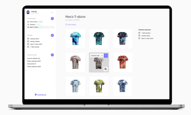 Laptop mit der geöffneten yoona.ai-Plattform, die eine Rasteransicht verschiedener, bunt gemusterter T-Shirt-Designs sowie eine Seitenleiste zur Dateiverwaltung zeigt.